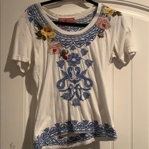 Johnny Was embroidered shirt white & blue short sleeve size medium